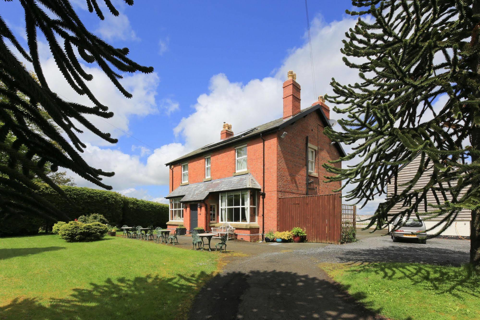 Hotel The Old Vicarage Dolfor Newtown  Exterior foto